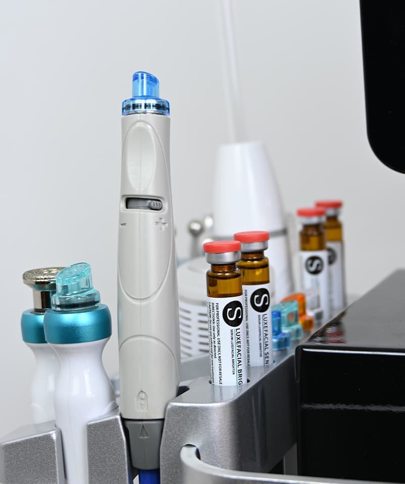 Hydradermabrasion Aqua Peel probes with skincare solutions by IQUEENTECH