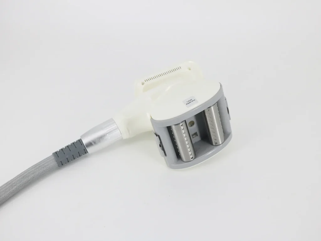 Gros plan poignée grand rouleau RF cavitation sous vide Machine Drainage Lymphatique Cellulite anti-cellulite remodelage corporel