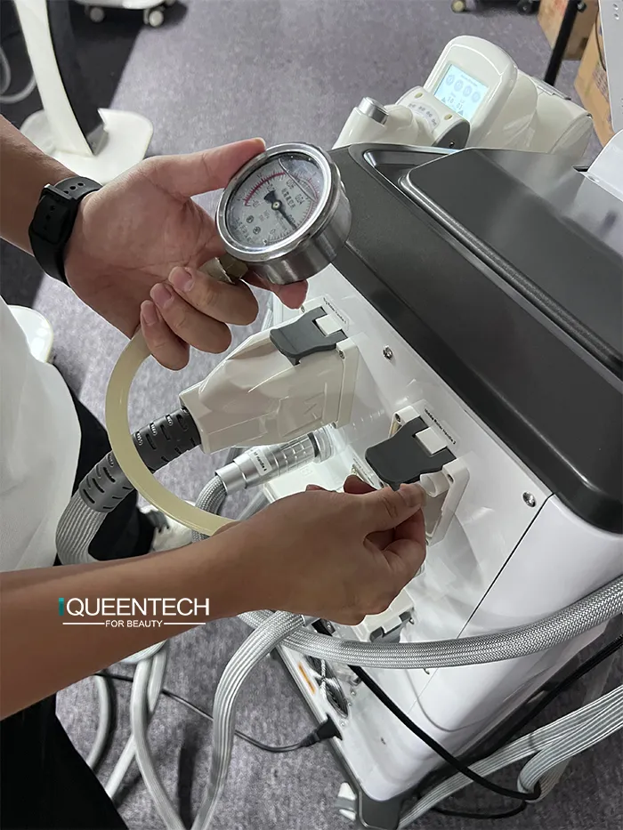 Whole Machine Negative Pressure Testing of Vacuum Roller Slimming Machine, Factory Pre-Shipment Vacuum System Calibration Photo for Multifunctional 40K Cavitation RF Salon Beauty Equipment