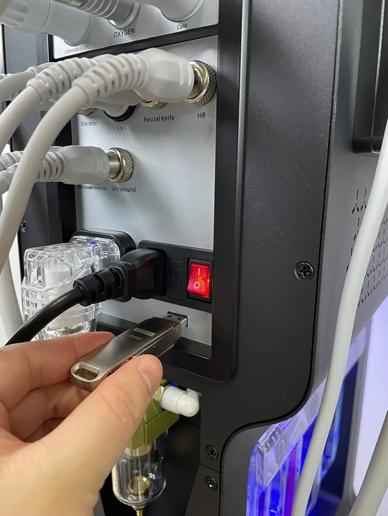 Insérer la clé USB dans le port de l'appareil hydro dermabrasion pour importer les images des produits recommandés