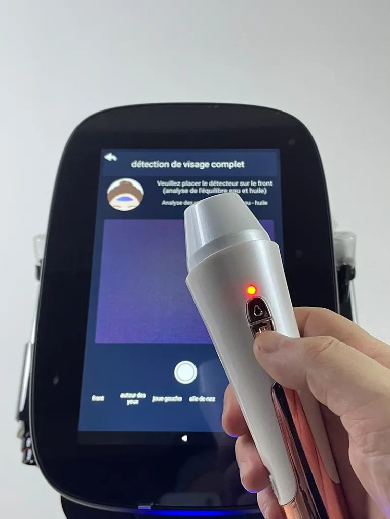 Identifier le bouton de capture sur le manche d'analyse cutanée de l’appareil hydro dermabrasion