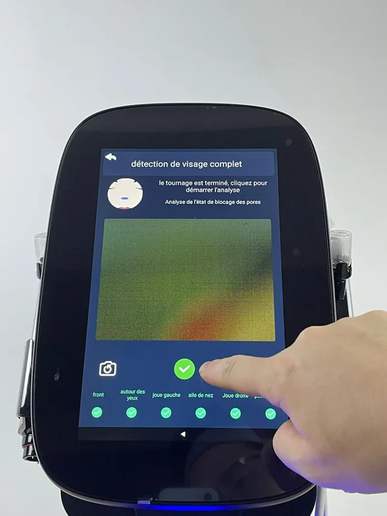Appuyez sur la coche verte pour terminer la capture d’image avec l’appareil hydro dermabrasion