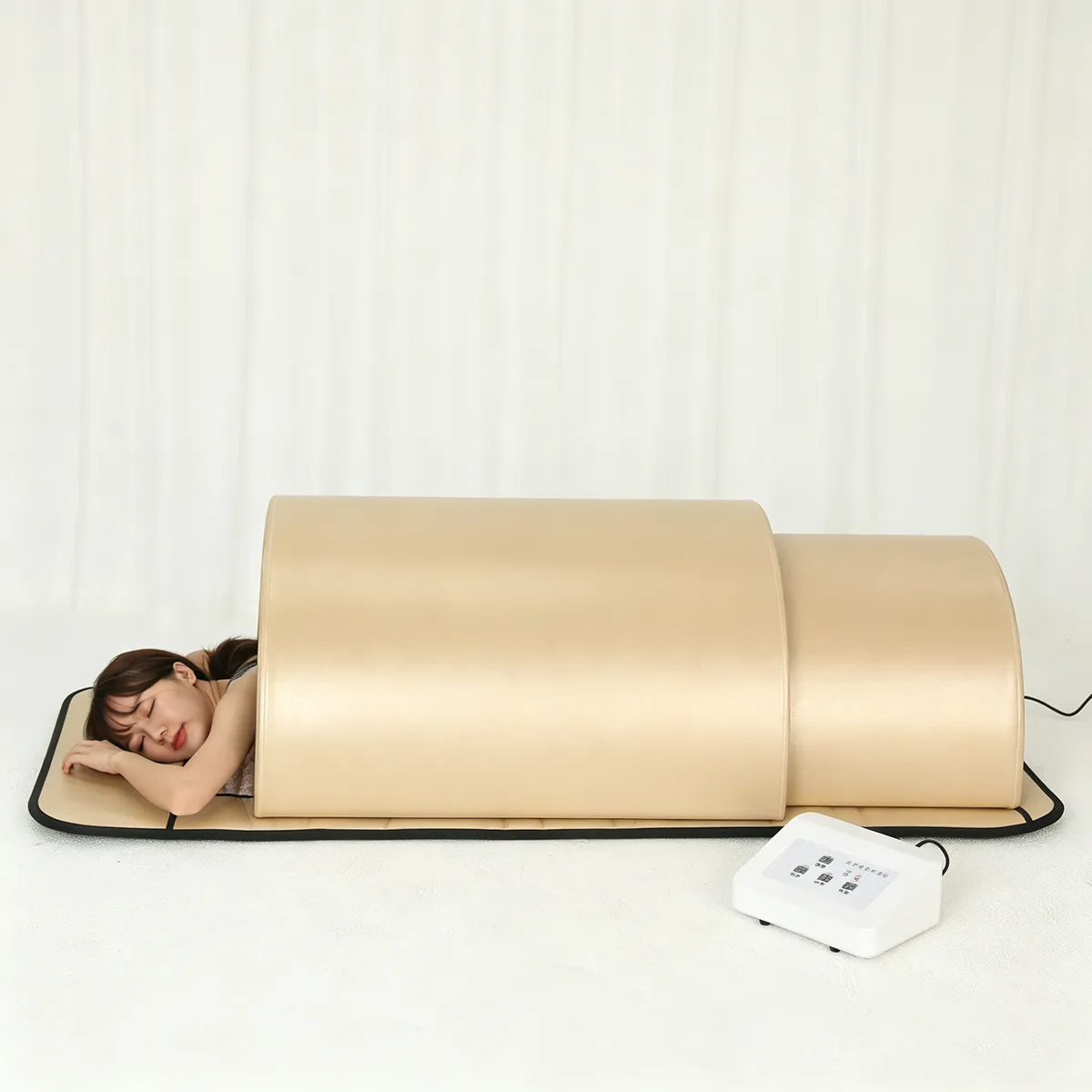 Sauna Dôme Japonais infrarouge, modèle allongé sur le ventre pour séance de soin détox corporel