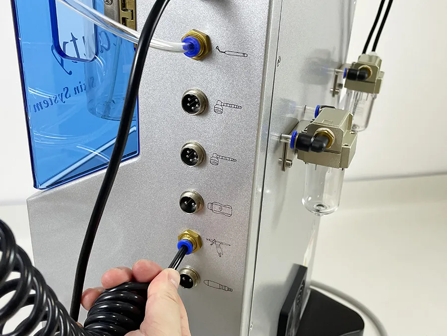 Appareil Hydrodermabrasion Multifonctionnelle 15 en 1, branchement de la manche pulvérisation aqueuse, étape de connexion de l'accessoire de vaporisation faciale professionnel
