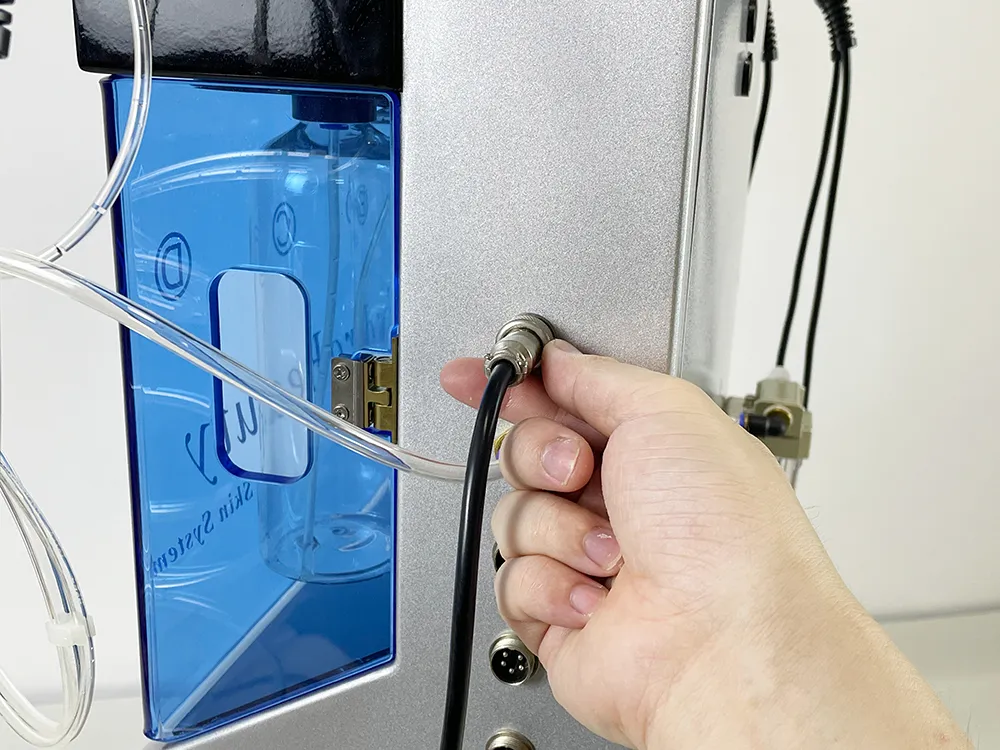 Appareil Hydrodermabrasion Multifonctionnelle 15 en 1, branchement de la manche radiofréquence, étape de connexion de l'accessoire de soin raffermissant visage professionnel