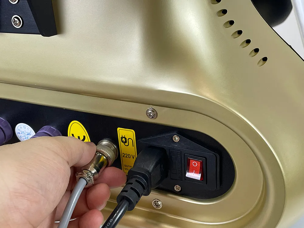 Connecting foot switch cable to 25D 360 MAX HIFU machine, professional HIFU anti-aging beauty salon equipment