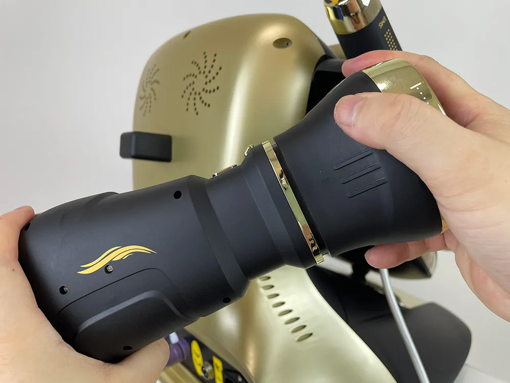 Finish plugging 18RS cartridge on the handle of 25D 360 MAX HIFU machine, professional HIFU anti-aging beauty device for salon treatments