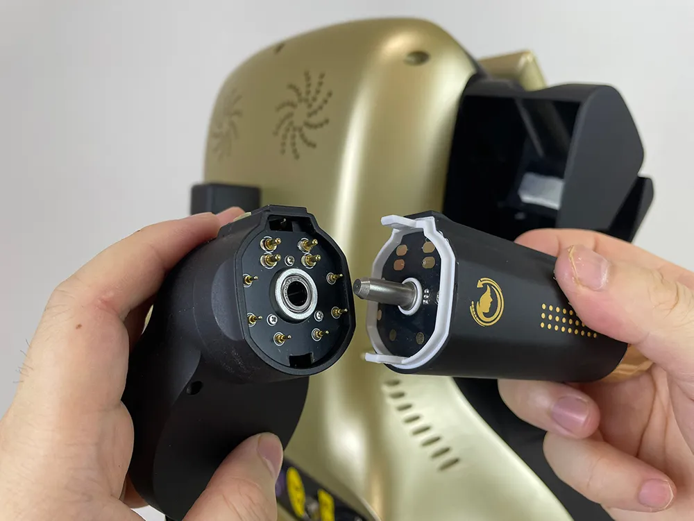 Plug 36RS cartridge on the handle of 25D 360 MAX HIFU machine