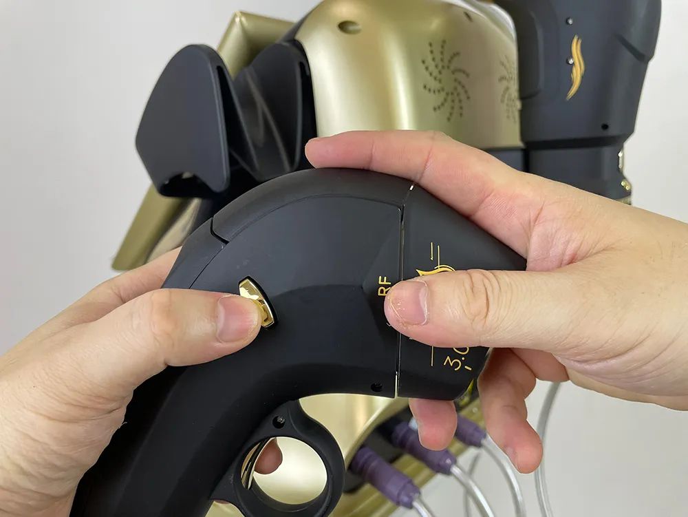 Press the button to prepare to remove the 15RS cartridge of 25D 360 MAX HIFU machine, professional salon anti-aging HIFU beauty device