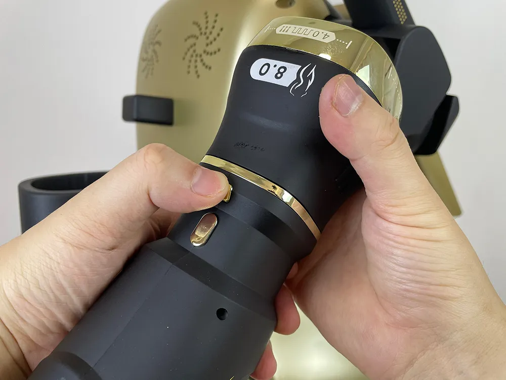 Appui sur le bouton pour préparer le retrait de la cartouche 18RS de l'appareil HIFU 25D 360 MAX