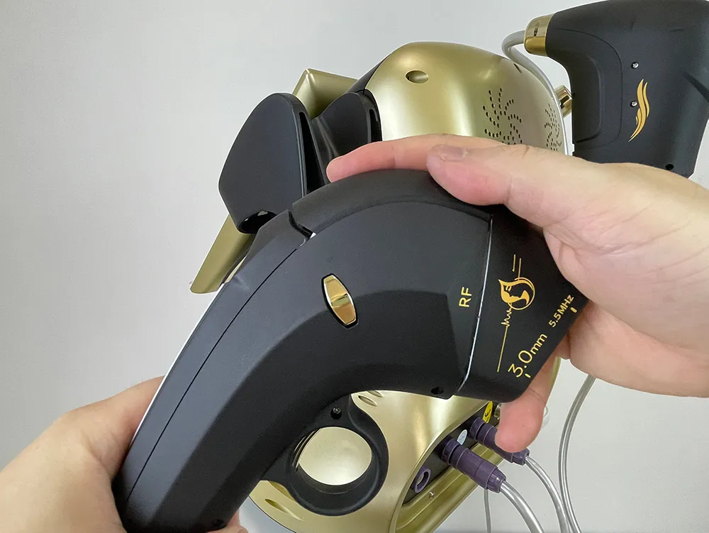 Fin de connexion de la cartouche 15RS sur la poignée de l'appareil HIFU 25D 360 MAX
