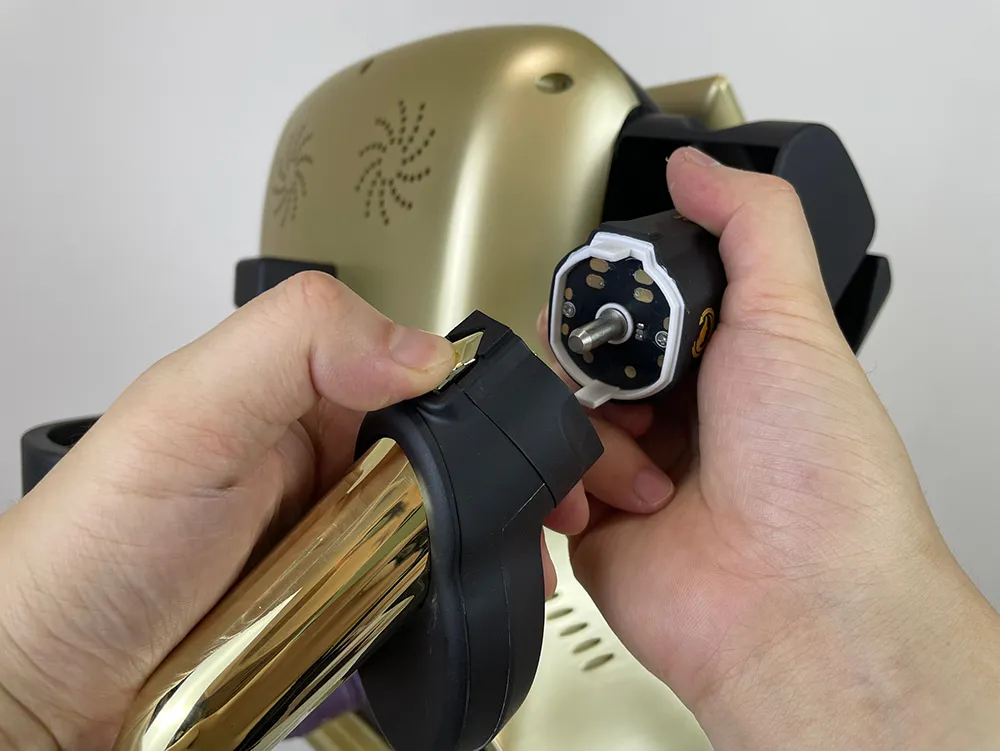 Retrait de la cartouche de l'appareil HIFU 25D 360 MAX pour le remplacement