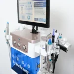 Appareil hydraskin hydrodermabrasion, gros plan des poignées droites de la machine de soin visage professionnel