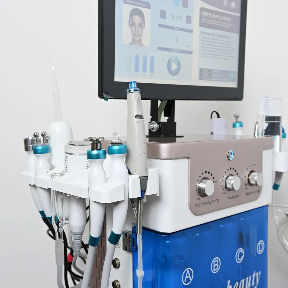 Appareil hydraskin hydrodermabrasion, gros plan des poignées gauches de la machine de soin visage professionnel