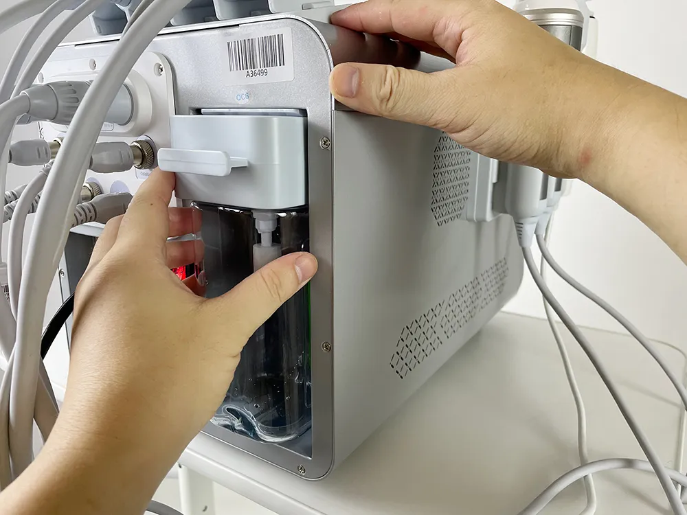 Appareil hydrodermabrasion portable Smart Ice Blue Pro, installation de la bouteille de liquide usé